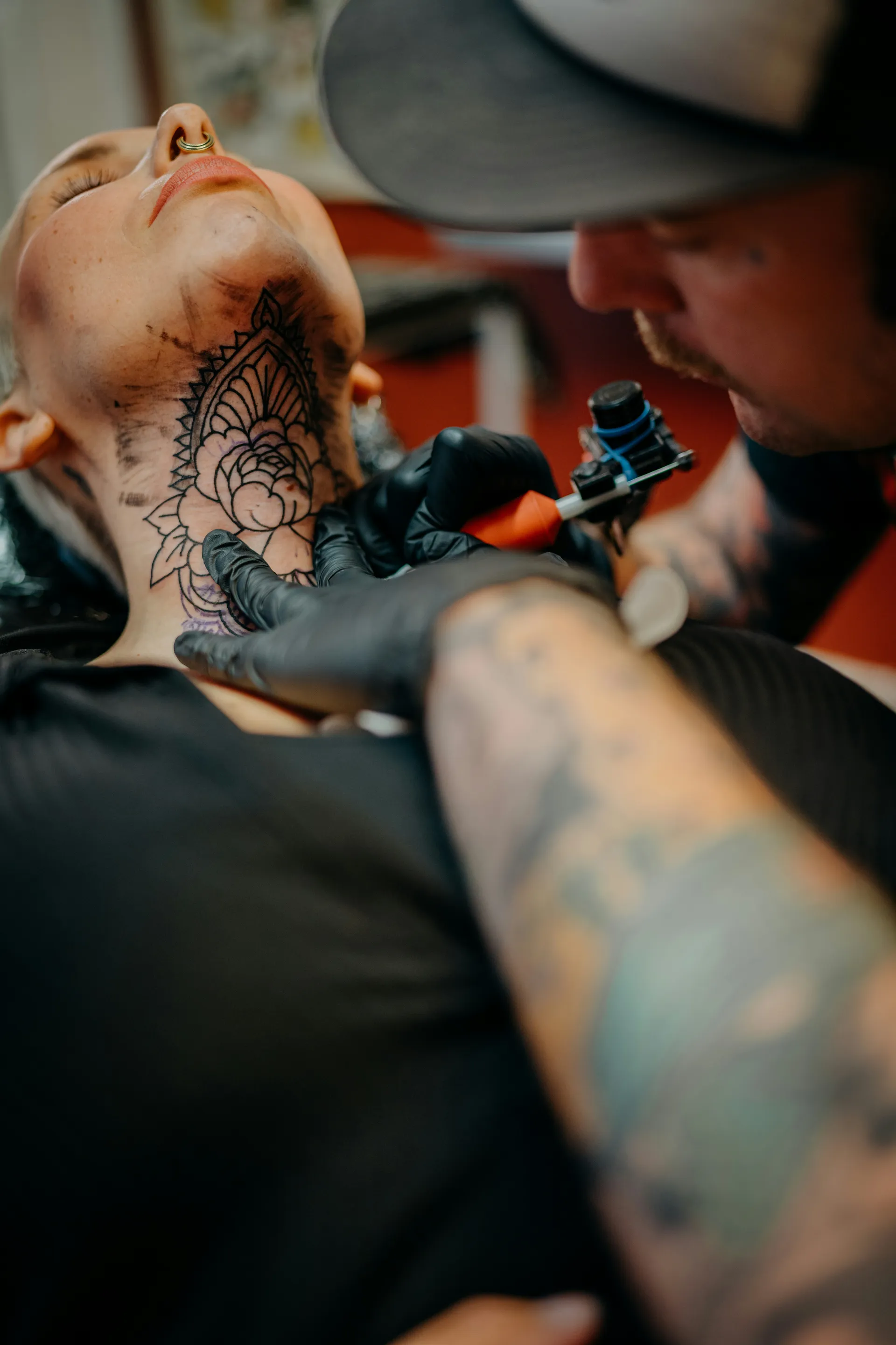 Tattoo Artist bei der Arbeit